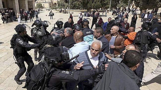 Ratusan warga Israel kembali menerobos masuk kompleks Masjid Al Aqsa di Yerusalem Timur untuk merayakan hari Sukkot, Minggu (1/10/2023). (REUTERS/AMMAR AWAD)