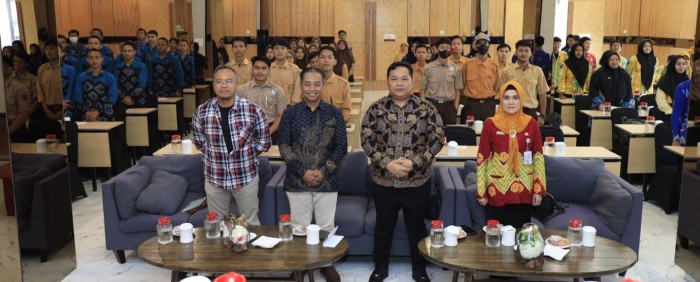 Narasumber dan Panitia serta peserta  usai kegiatan sosialisasi edukasi dan Pemilu 2024, Kamis (26/10/2023). (SuarIndonesia/Humas)