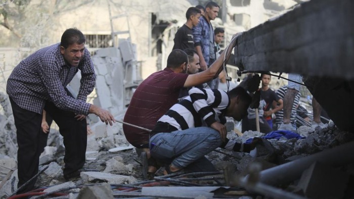 Israel mulai membombardir daerah kantong kecil tersebut sebagai bagian dari respons serangan Hamas pada 7 Oktober yang sudah menewaskan sedikitnya 1.400 orang, sebagian besar warga sipil, dan menculik lebih dari 200 orang. Serangan Hamas ini adalah yang paling mematikan dalam sejarah Israel. (AP Photo/Hatem Ali)