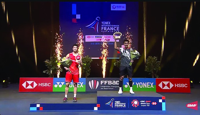 
JONATAN Christie juara tunggal putra French Open 2023 berhasil mengkandaskan Li Shi Feng dari China dengan rubber game dengan skor 16-21, 21-15, 21-14, Minggu (29/10/2023) malam. (BWF.TV)