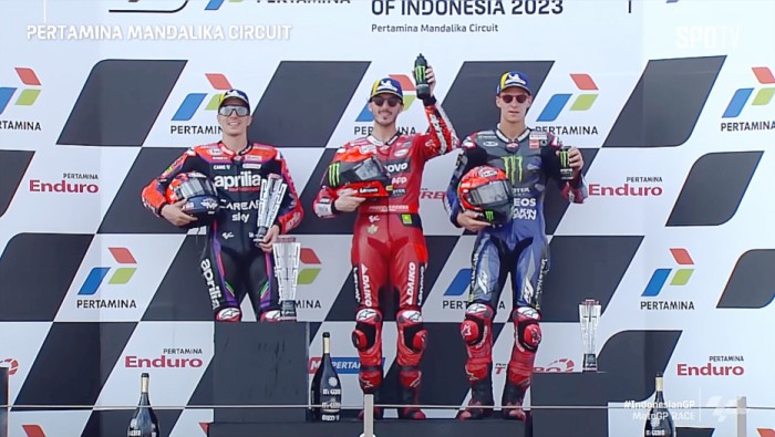 Dari kiri ke kanan, Maverick Vinales (Aprilia), Francesco Bagnaia (Ducati Lenovo), Fabio Quartararo (Monster Energy Yamaha) di podium MotoGP Indonesia 2023 di Sirkuit Mandalika, Lombok, NTB, Minggu (15/10/2023). (MotoGP.Live)

