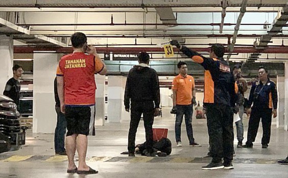 Polisi menggelar rekonstruksi peristiwa penganiayaan maut yang dilakukan anak anggota DPR RI Gregorius Ronald Tannur, Selasa (10/10/2023). (CNN Indonesia)