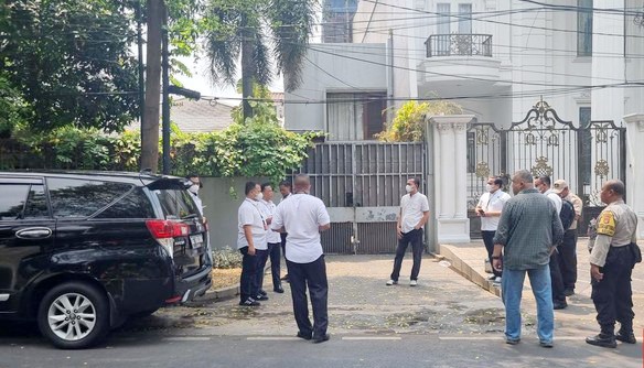 
POLDA Metro Jaya menyebut Ketua Komisi Pemberantasan Korupsi (KPK) Firli Bahuri tidak menyewa langsung rumah mewah di Jalan Kertanegara Nomor 46 dari sang pemilik berinisial E. (CNN Indonesia)