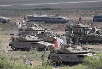 Militer Israel menunda invasi ke jalur Gaza yang awalnya direncanakan akhir pekan, tapi tertunda selama beberapa hari diakibatkan cuaca buruk. (AFP via Getty Images)
