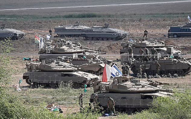 Militer Israel menunda invasi ke jalur Gaza yang awalnya direncanakan akhir pekan, tapi tertunda selama beberapa hari diakibatkan cuaca buruk. (AFP via Getty Images)