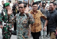 Mahfud MD respons pembentukan MMMK terkait putusan batas usia minimal capres-cawapres. Sebab, majelis bisa dibeli dan direkayasa. (CNN Indonesia)