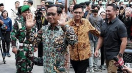 Mahfud MD respons pembentukan MMMK terkait putusan batas usia minimal capres-cawapres. Sebab, majelis bisa dibeli dan direkayasa. (CNN Indonesia)