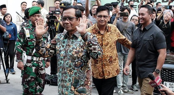 Mahfud MD respons pembentukan MMMK terkait putusan batas usia minimal capres-cawapres. Sebab, majelis bisa dibeli dan direkayasa. (CNN Indonesia)