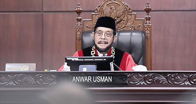 Ketua Mahkamah Konstitusi Anwar Usman mengatakan putusan uji materiil UU Pemilu terkait batas usia minimal capres-cawapres difinalisasi, Selasa (10/10/2023).(Foto: Humas MK/Ifa)