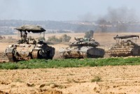 Kendaraan militer Israel bermanuver di dekat perbatasan Israel setelah meninggalkan Gaza, selama gencatan senjata sementara antara Hamas dan Israel, di Israel, Jumat (24/11/2023). (Foto: REUTERS/Amir Cohen)