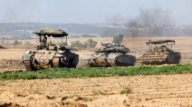 Kendaraan militer Israel bermanuver di dekat perbatasan Israel setelah meninggalkan Gaza, selama gencatan senjata sementara antara Hamas dan Israel, di Israel, Jumat (24/11/2023). (Foto: REUTERS/Amir Cohen)