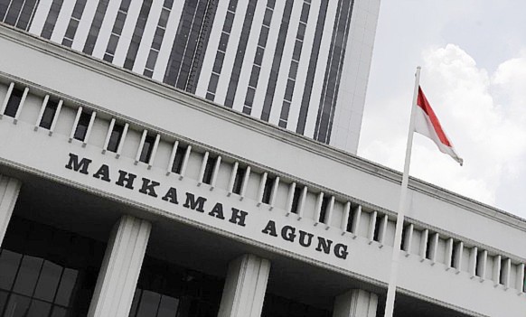PERATURAN KPU (PKPU) Nomor 23 Tahun 2023 tentang syarat capres-cawapres digugat ke Mahkamah Agung (MA) oleh Tim Advokasi Penjaga Demokrasi dan Konstitusi (TAPDK). (CNNIndonesia/Adhi W)