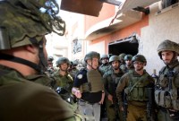 Perdana Menteri Benjamin Netanyahu terlihat bersama pasukan Israel di Jalur Gaza Palestina saat gencatan senjata, Minggu (26/11/2023). (GPO/AVI OHAYON)