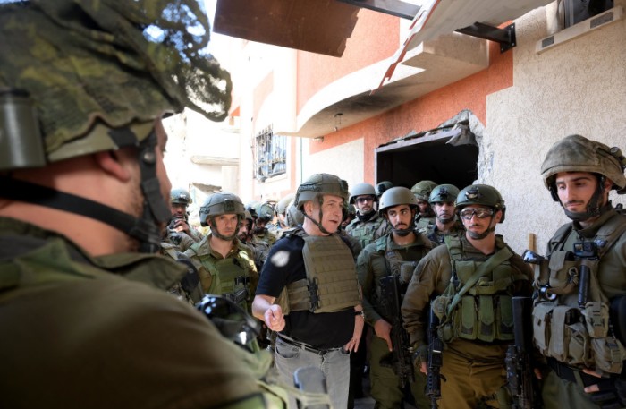 Perdana Menteri Benjamin Netanyahu terlihat bersama pasukan Israel di Jalur Gaza Palestina saat gencatan senjata, Minggu (26/11/2023). (GPO/AVI OHAYON)