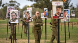 Ilustrasi. Seorang tentara wanita Israel melihat foto orang-orang yang terbunuh dan ditawan oleh militan Hamas, Kamis (28/11/2023). (AP/Ohad Zwigenberg)