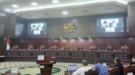 Mahkamah Konstitusi (MK) tolak gugatan syarat usia minimal capres-cawapres 40 tahun atau berpengalaman sebagai gubernur atau wakil gubernur. (CNNIndonesia/Poppy Fadhilah)