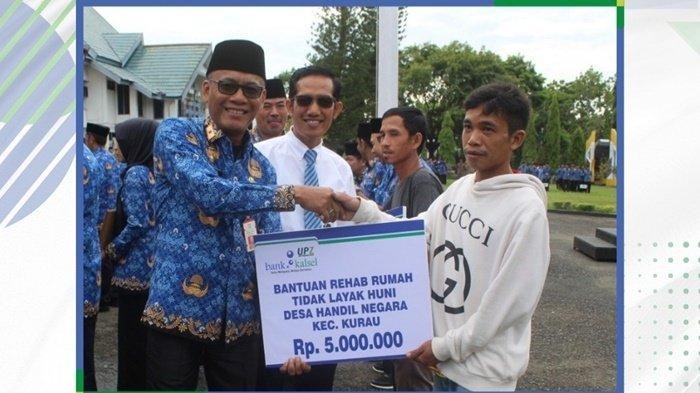 Sekda Tanahlaut, Dahnial Kipli , didampingi Iwan, Kepala kantor Cabang Bank Kalsel Pelaihari, menyerahkan bantuan secara simbolis kepada Hairul Sidik. Repro Humas Tanah Laut.