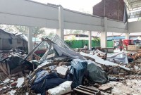 KONDISI Pasar Tanjung di Kecamatan Tanjung, Kabupaten Tabalong usai ambruknya dinding bagian atas yang membuat sisa reruntuhan berserakan di lantai, Selasa (31/10/2023) sore. (Foto: Istimewa)