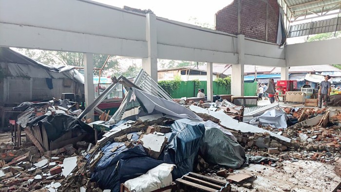 KONDISI Pasar Tanjung di Kecamatan Tanjung, Kabupaten Tabalong usai ambruknya dinding bagian atas yang membuat sisa reruntuhan berserakan di lantai, Selasa (31/10/2023) sore. (Foto: Istimewa)