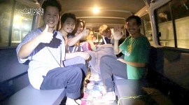 Para sandera mengacungkan jempol saat diserahkan kepada anggota Komite Internasional Palang Merah. (Reuters)