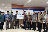 DONASI PALESTINA  - Direktur Utama Bank Kalsel, Fachruddin, didampingi Direktur UPZ Bank Kalsel, M. Fajri Muhtadi menyerahkan donasi Palestina yang diterima Ketua BAZNAS Kalsel,  Irhamsyah Safari, didampingi para Wakil Ketua BAZNAS Provinsi Kalsel.Foto/Humas Bank Kalsel.