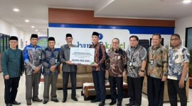 DONASI PALESTINA  - Direktur Utama Bank Kalsel, Fachruddin, didampingi Direktur UPZ Bank Kalsel, M. Fajri Muhtadi menyerahkan donasi Palestina yang diterima Ketua BAZNAS Kalsel,  Irhamsyah Safari, didampingi para Wakil Ketua BAZNAS Provinsi Kalsel.Foto/Humas Bank Kalsel.