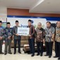 DONASI PALESTINA  - Direktur Utama Bank Kalsel, Fachruddin, didampingi Direktur UPZ Bank Kalsel, M. Fajri Muhtadi menyerahkan donasi Palestina yang diterima Ketua BAZNAS Kalsel,  Irhamsyah Safari, didampingi para Wakil Ketua BAZNAS Provinsi Kalsel.Foto/Humas Bank Kalsel.