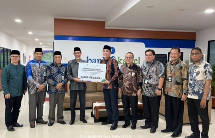 DONASI PALESTINA  - Direktur Utama Bank Kalsel, Fachruddin, didampingi Direktur UPZ Bank Kalsel, M. Fajri Muhtadi menyerahkan donasi Palestina yang diterima Ketua BAZNAS Kalsel,  Irhamsyah Safari, didampingi para Wakil Ketua BAZNAS Provinsi Kalsel.Foto/Humas Bank Kalsel.
