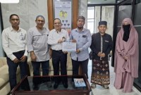Bantuan secara simbolis diserahkan Direktur UPZ Bank Kalsel, H. M. Fajri Muhtadi kepada Kepala TPQ Angkatan Muda Cahaya Islam Banjarmasin, Ustadz Muhammad Ridi Fadli. Dok Bank Kalsel