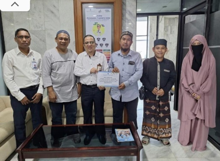 Bantuan secara simbolis diserahkan Direktur UPZ Bank Kalsel, H. M. Fajri Muhtadi kepada Kepala TPQ Angkatan Muda Cahaya Islam Banjarmasin, Ustadz Muhammad Ridi Fadli. Dok Bank Kalsel