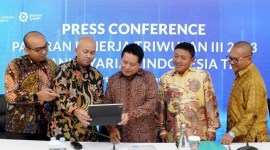 Foto Humas BSI 
PAPARAN - Paparan kinerja disampaikan oleh Direktur Utama BSI Hery Gunardi (tengah), didampingi Direktur Risk Management Grandis Helmi Harumansyah (kiri), Direktur Finance & Strategy Ade Cahyo Nugroho (dua dari kiri), Wakil Direktur Utama Bob T.Ananta (empat dari kiri), Direktur Teknologi Informasi Saladin D.Effendi paling kanan). (SuarIndonesia/Humas BSI )