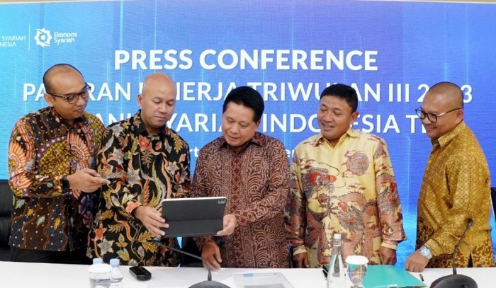 Foto Humas BSI 
PAPARAN - Paparan kinerja disampaikan oleh Direktur Utama BSI Hery Gunardi (tengah), didampingi Direktur Risk Management Grandis Helmi Harumansyah (kiri), Direktur Finance & Strategy Ade Cahyo Nugroho (dua dari kiri), Wakil Direktur Utama Bob T.Ananta (empat dari kiri), Direktur Teknologi Informasi Saladin D.Effendi paling kanan). (SuarIndonesia/Humas BSI )