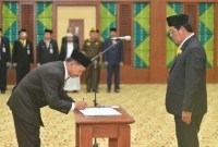 Gubernur Kalimantan Selatan melantik 70 Pejabat Administrator dan Pengawas di lingkungan Pemerintah Provinsi di Gedung Idham Khalid Kantor Gubernur di Banjarbaru, Kamis (2/11/2023). (SuarIndonesia/Adv/Humas)