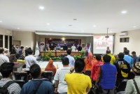 Ketua Bawaslu Kalsel Aries Mardino (berkopiah) saat pengawasan kegiatan Penyerahan Berita Acara Persetujuan Surat Suara dan Surat Keputusan Daftar Calon Tetap Pemilu 2024 oleh KPU Provinsi Kalsel di kantor KPU Kalsel ,Jumat (3/11/2023). (SuarIndonesia/SU)