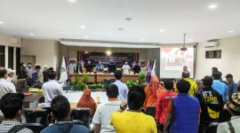 Ketua Bawaslu Kalsel Aries Mardino (berkopiah) saat pengawasan kegiatan Penyerahan Berita Acara Persetujuan Surat Suara dan Surat Keputusan Daftar Calon Tetap Pemilu 2024 oleh KPU Provinsi Kalsel di kantor KPU Kalsel ,Jumat (3/11/2023). (SuarIndonesia/SU)