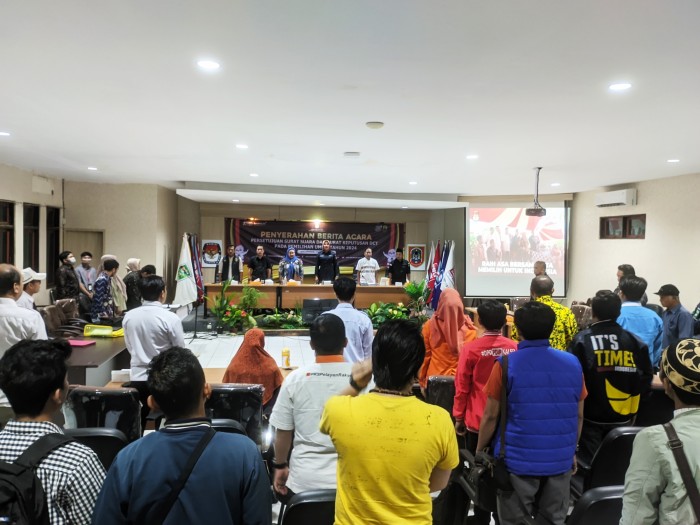 Ketua Bawaslu Kalsel Aries Mardino (berkopiah) saat pengawasan kegiatan Penyerahan Berita Acara Persetujuan Surat Suara dan Surat Keputusan Daftar Calon Tetap Pemilu 2024 oleh KPU Provinsi Kalsel di kantor KPU Kalsel ,Jumat (3/11/2023). (SuarIndonesia/SU)