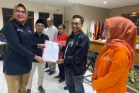  Ketua KPU Provinsi Kalsel, Andi Tenri Sompa didampingi Ketua Bawaslu Kalsel Aries Mardiono saat menyerahkan Berita Acara Persetujuan Surat Suara dan Surat Keputusan DCT pada Pemilu 2024,Jumat (3/11/2023 (SuarIndonesia/SU)