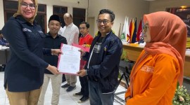  Ketua KPU Provinsi Kalsel, Andi Tenri Sompa didampingi Ketua Bawaslu Kalsel Aries Mardiono saat menyerahkan Berita Acara Persetujuan Surat Suara dan Surat Keputusan DCT pada Pemilu 2024,Jumat (3/11/2023 (SuarIndonesia/SU)