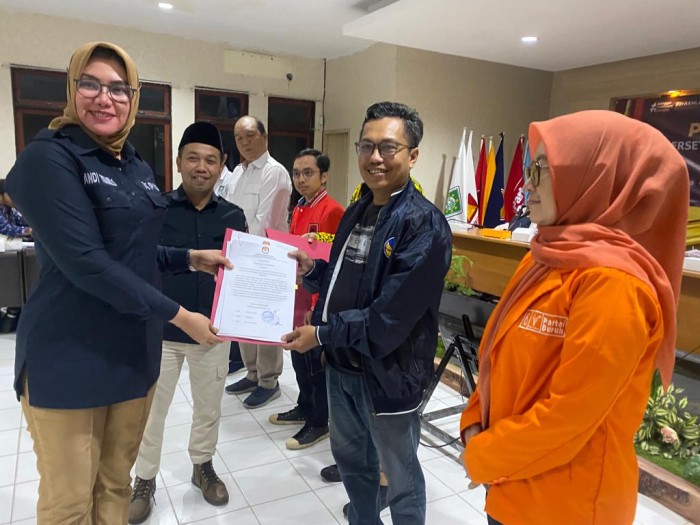  Ketua KPU Provinsi Kalsel, Andi Tenri Sompa didampingi Ketua Bawaslu Kalsel Aries Mardiono saat menyerahkan Berita Acara Persetujuan Surat Suara dan Surat Keputusan DCT pada Pemilu 2024,Jumat (3/11/2023 (SuarIndonesia/SU)