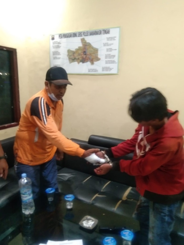 kedua yang berkelahi didamaikan di Mapolsekta Banjarmasin Tengah. (SuarIndonesia/DO)