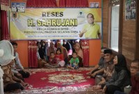 Ketua Komisi III Dewan Perwakilan Rakyat Daerah (DPRD) Provinsi Kalimantan Selatan (Kalsel), H. Sahrujani menggelar Serap Aspirasi (Reses) Masa Persidangan III Tahun 2023, di Desa Teluk Paring dan Desa Rukam Hulu, Kabupaten Hulu Sungai Utara, pada Senin (5/11/2023).. (SuarIndonesia/Humas)