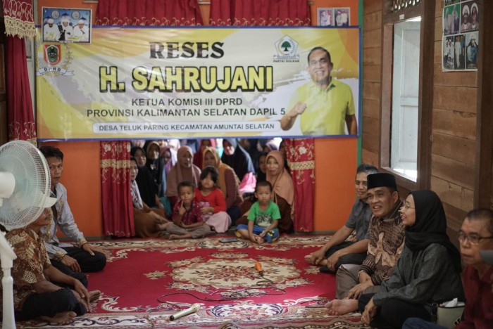 Ketua Komisi III Dewan Perwakilan Rakyat Daerah (DPRD) Provinsi Kalimantan Selatan (Kalsel), H. Sahrujani menggelar Serap Aspirasi (Reses) Masa Persidangan III Tahun 2023, di Desa Teluk Paring dan Desa Rukam Hulu, Kabupaten Hulu Sungai Utara, pada Senin (5/11/2023).. (SuarIndonesia/Humas)