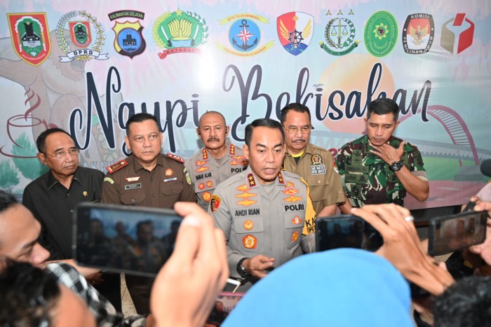 Polda Kalsel bertemu bersama Forkopimda (Forum Koordinasi Pimpinan Daerah), Komisi Pemilihan Umum (KPU), dan Badan Pengawas Pemilu (Bawaslu) di Cafe Excelso Banjarmasin, Rabu (8/11/2023). (SuarIndonesia/ZI)