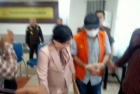Lian Silas, tak lain ayah gembong narkotika Freddy Pratama alias Miming (masih buron) diserahkan ke Kejaksaan Negeri (Kejari) Banjarmasin. (SuarIndonesia/HD)