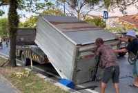 Satu unit box terlepas dari mobil ketika berada di Jalan H Hasan Basry (Katu tangi) tepatnya depan Kantor Kementerian Pekerjaan Umum dan Perumahan Rakyat Banjarmasin, Rabu (8/11/2023). (SuarIndonesia/YI)