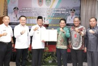Serah terima tersebut dilakukan langsung oleh Bupati Balangan, Abdul Hadi dan Gubernur Kalsel, Sahbirin Noor, Rabu (8/11/2023) (SuarIndonesia/Humas)