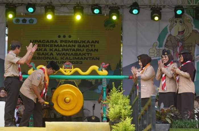 Gubernur Kalsel, H. Sahbirin Noor atau Paman Birin, yang juga menjabat sebagai Ketua Majelis Pembimbing Daerah (Mabida) Kwarda, pembina upacara pembukaan Pertikawan) Regional Kalimantan tahun 2023 di Bumi Perkemahan Kiram Kabupaten. Banjar pada Kamis (9/11/2023) (SuarIndonesia/Humas)
