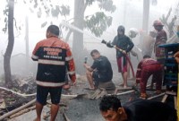 Sebuah rumah yang selama ini kondisi kosong dan kerap dijadikan tempat nongkrong para remaja ludes dilalap api, Jum'at (10/11/2023), sekitar pukul 11.00 WITA.. (SuarIndonesia/DO)