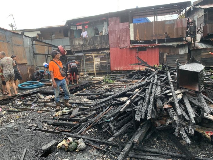 kebakaran  di Jalan Kuripan, Gang I Rt 01, Kelurahan Kuripan, Kecamatan Banjarmasin Timur, sSabtu (11/11/2023). (SuarIndonesia/YI).