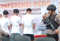 Mereka yang berperan utama antara lain berinisial DP (17), yang melukai dagian bokong dan tangan, AH (16), melukai bagian paha dan MR (14), berperan mengemudi sepeda motor,. (SuarIndonesia/DO)